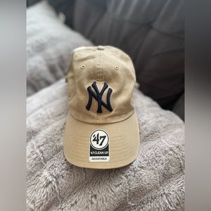 Adjustable NEW YORK YANKEES cap.
